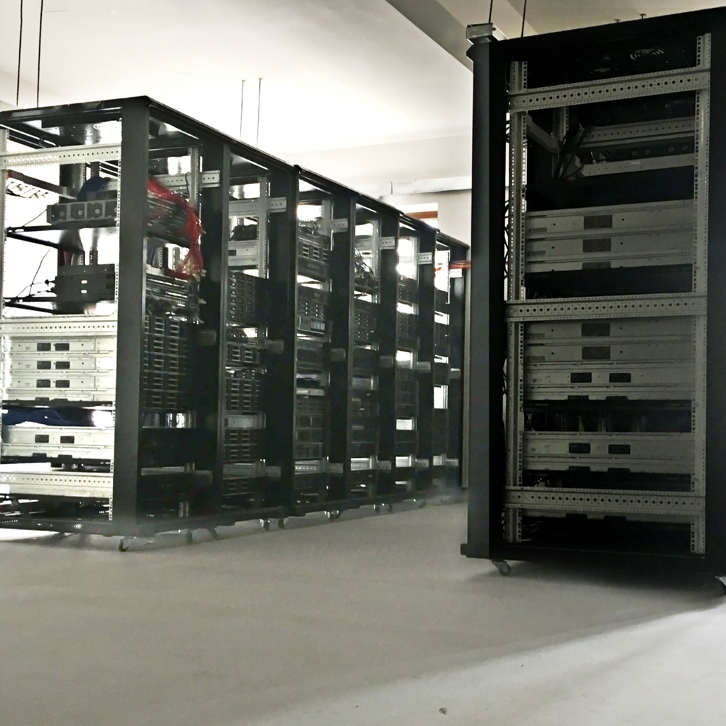 自建服务器机房公司实景工作区实景会议室